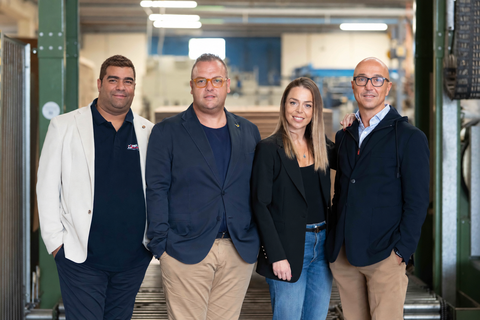 Le persone di Piemme Packaging accanto ai macchinari di produzione